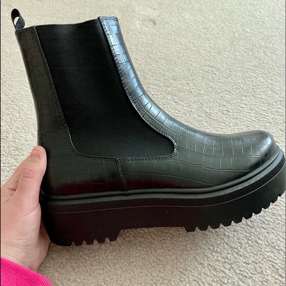 NWOT Black Crocodile Platform Chelsea Boots